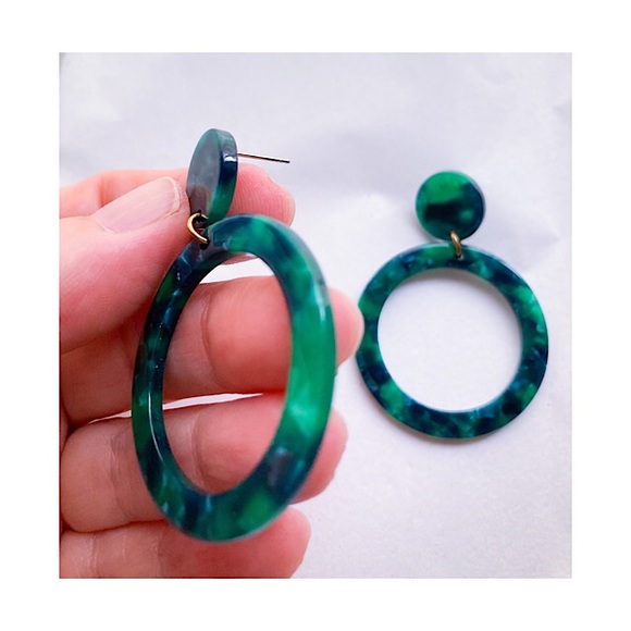 Round Hoop Earrings Acrylic Resin Pierced NWOT - Picture 4 of 7